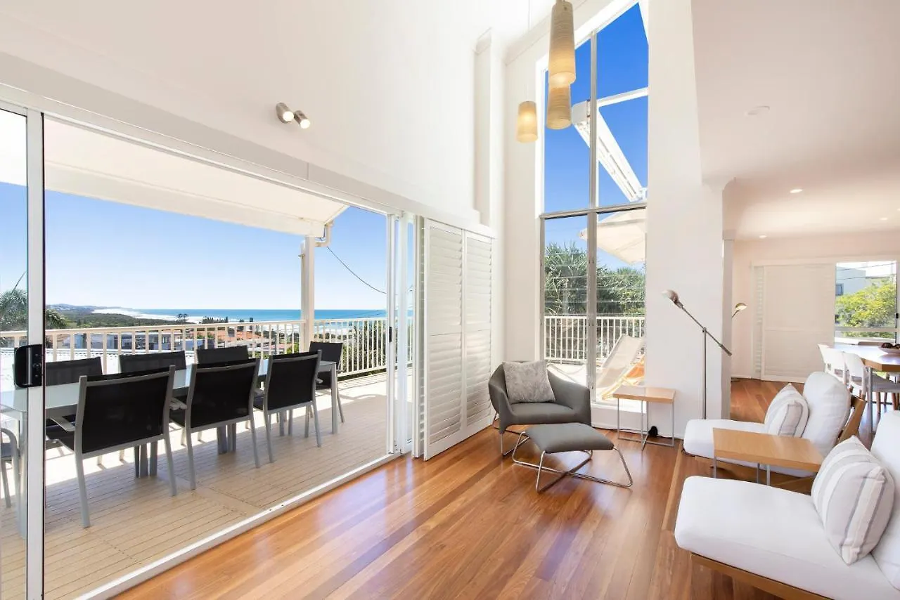 The White House - Spectacular Ocean Views, Wifi, Central Coolum Coolum Beach Holiday home